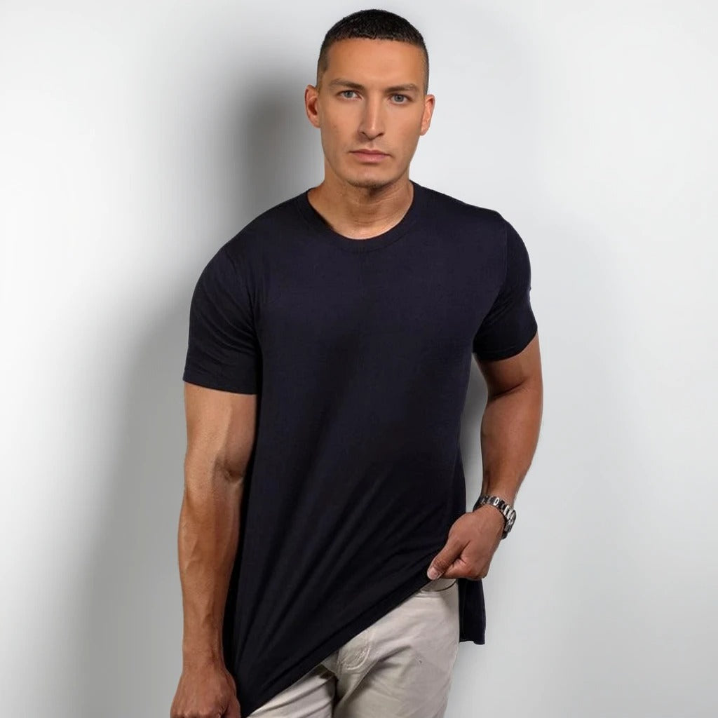 T-Shirt mit Muscle-Fit-Passform und hohem Baumwollanteil in Marineblau