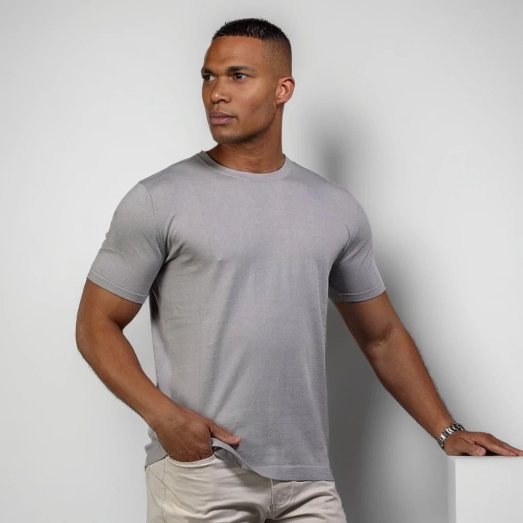 T-Shirt mit Muscle-Fit-Passform und hohem Baumwollanteil in Grau