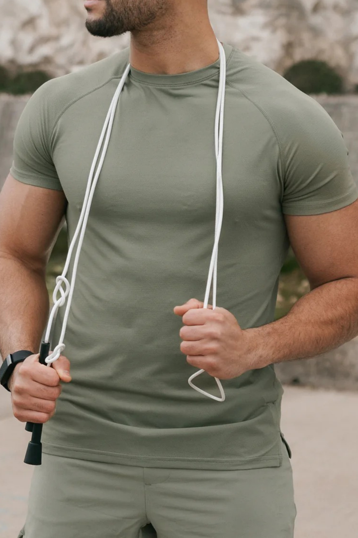 T-Shirt mit Muscle-Fit-Passform und hohem Baumwollanteil in Grau