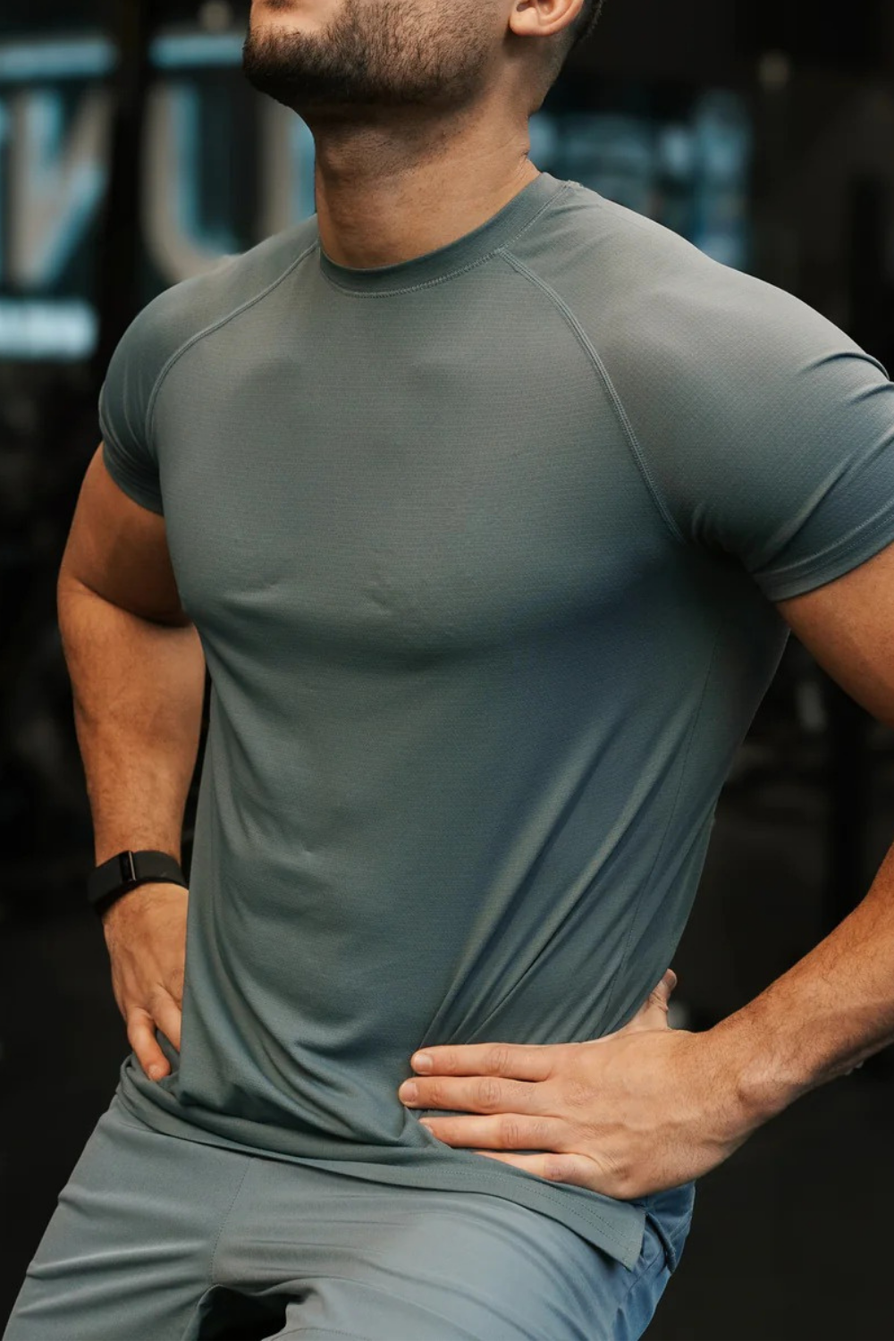 T-Shirt mit Muscle-Fit-Passform und hohem Baumwollanteil in Grau