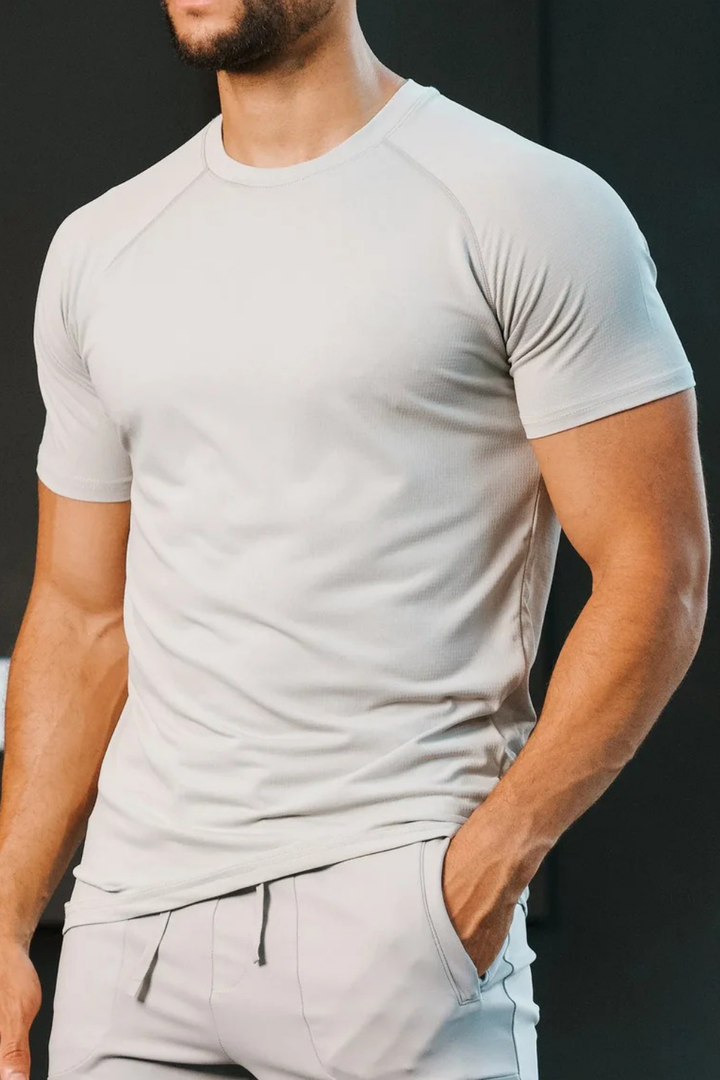 T-Shirt mit Muscle-Fit-Passform und hohem Baumwollanteil in Grau